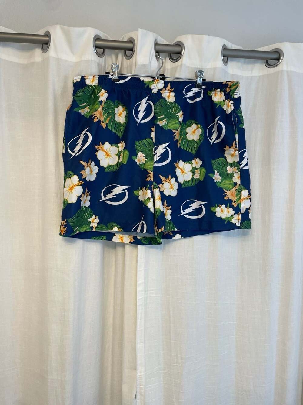 Tampa Bay Lightning Floral Stripe Boardshorts ,
Men’s size 3X
Swim trunks
Floral